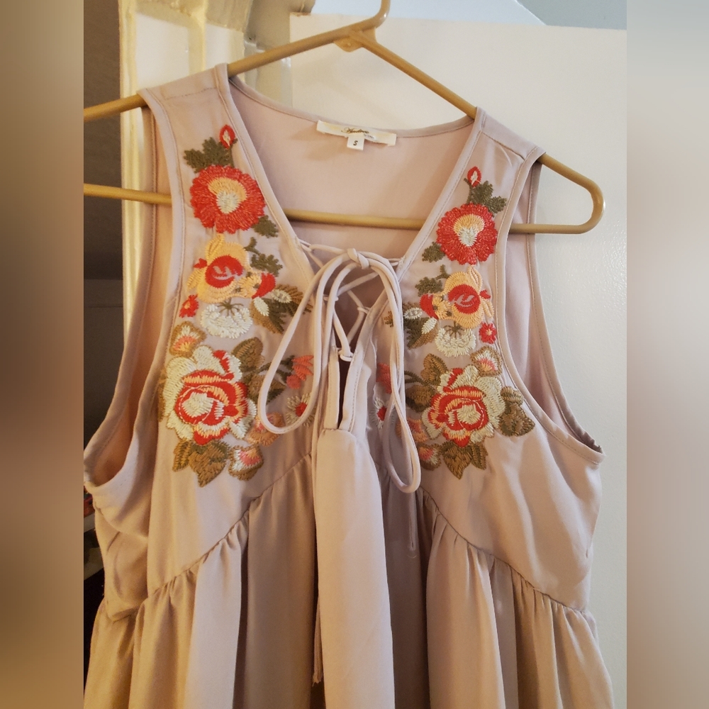 Multiple Host Pick - Knee Length, V-Neck Dress, Floral - Picture 2 of 4